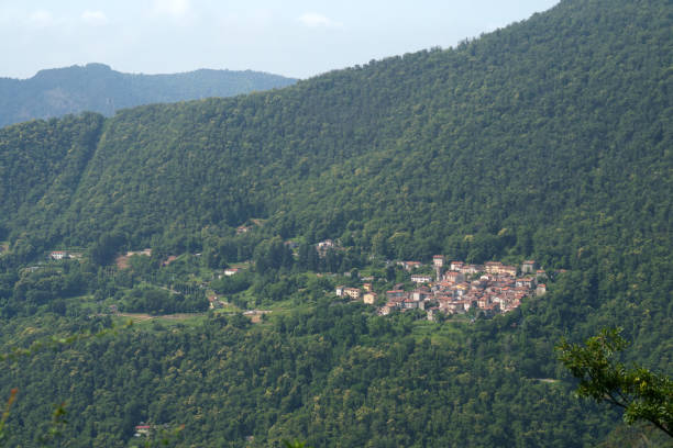 Paesaggio collinare della Garfagnana verso le Alpi Apuane