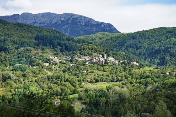 Panorama della Garfagnana con un borgo di montagna